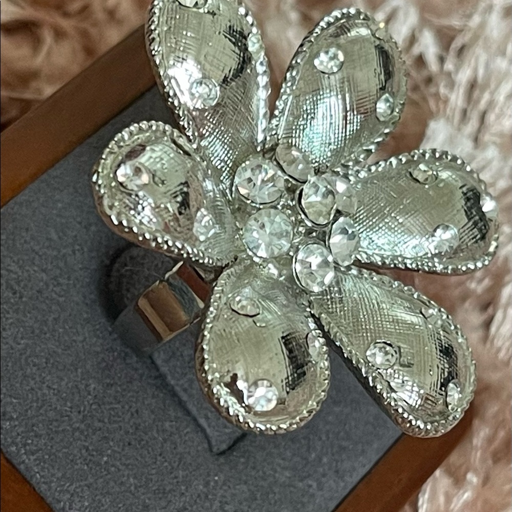 Big Beautiful Unique Pattern Cocktail Flower Ring… - image 3